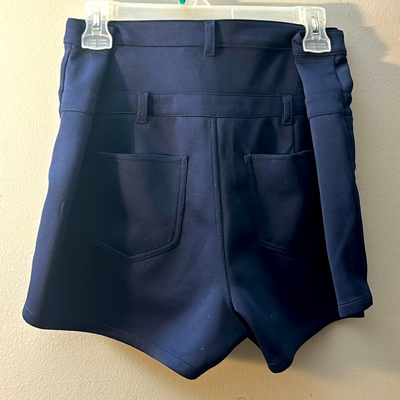 Short shorts - Picture 2 of 2